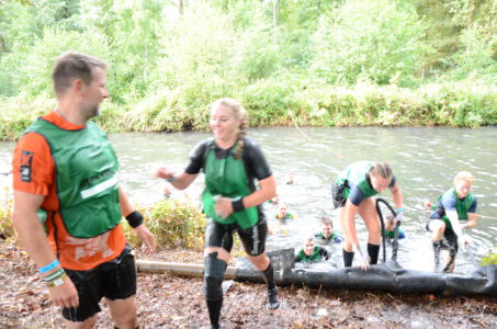Patricia tijdens de Iron Viking met BeSafeCharm ketting en armband, volledig bedekt in modder na 42 km obstacle run.