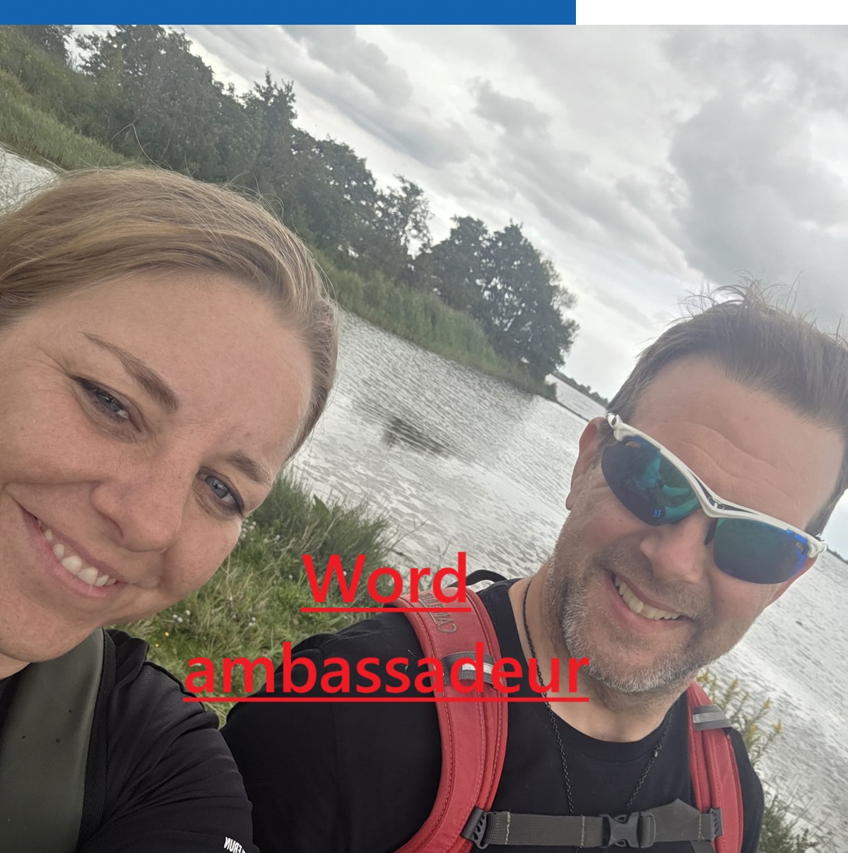 Twee sportieve ambassadeurs van BeSafeCharm lachen bij het water tijdens een outdooractiviteit, met de oproep “Word ambassadeur” in beeld.
