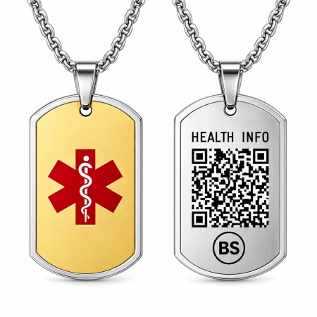 Goudkleurige BeSafeCharm medische QR-ketting met rood SOS-symbool op de voorkant en zilverkleurige achterkant met QR-code voor medische gegevens.