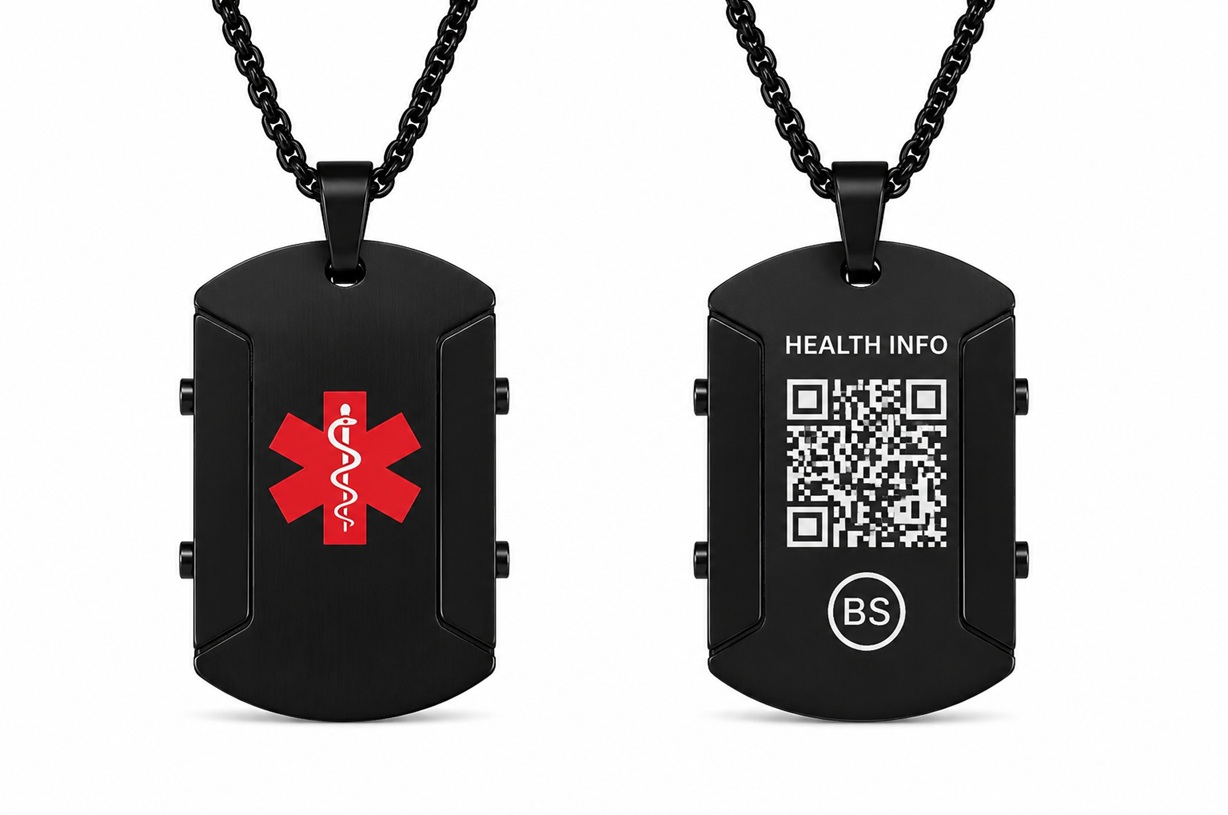 Stoere zwarte medische QR ketting van BeSafeCharm met noodinformatie en QR-code