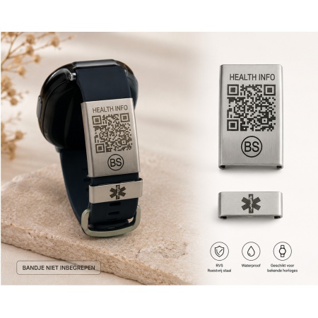 Medische QR horlogeclip van RVS bevestigd op een smartwatchband met voorbeeld van de QR-code en online medisch profiel.