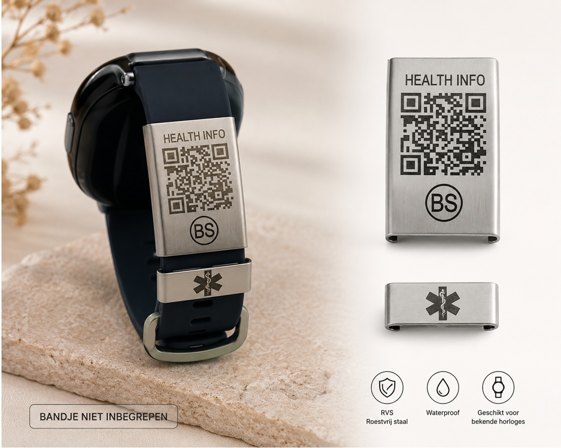 Medische QR horlogeclip van RVS bevestigd op een smartwatchband met voorbeeld van de QR-code en online medisch profiel.